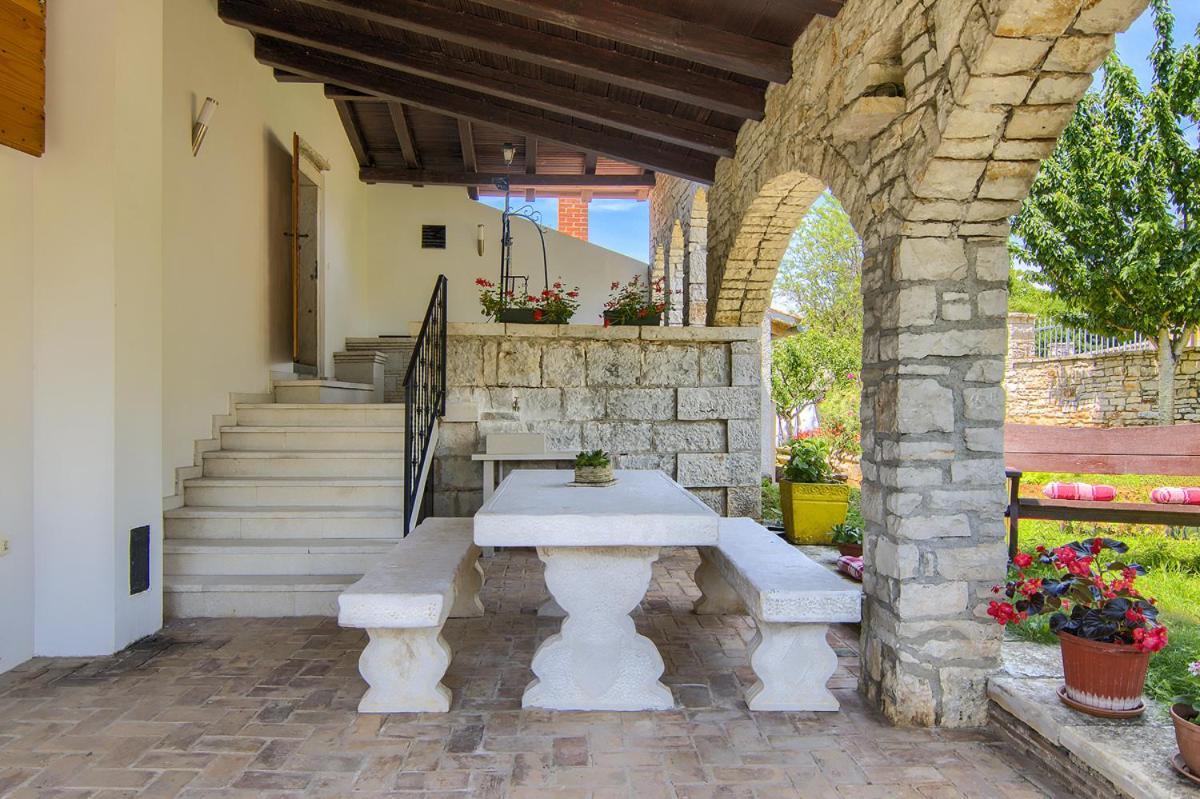 Holiday Home Kukurin Bale Exterior photo